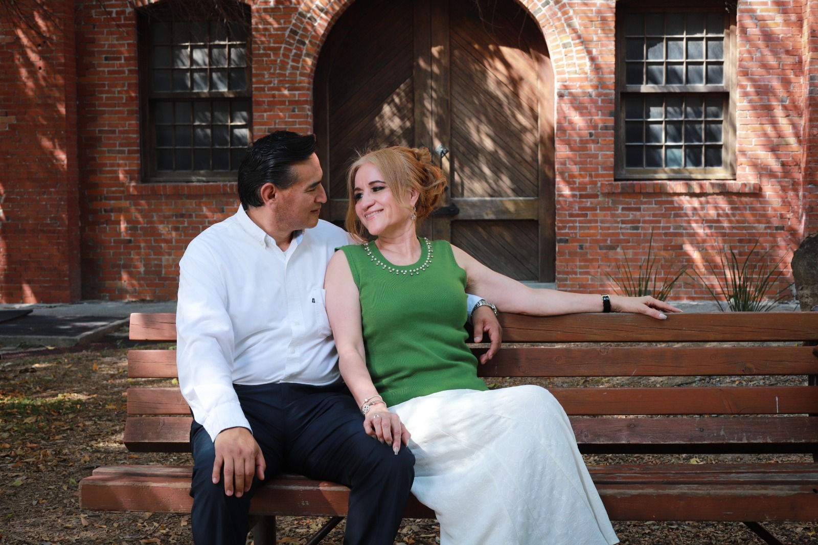 Alma y Mauricio celebrando su compromiso con familiares y amigos