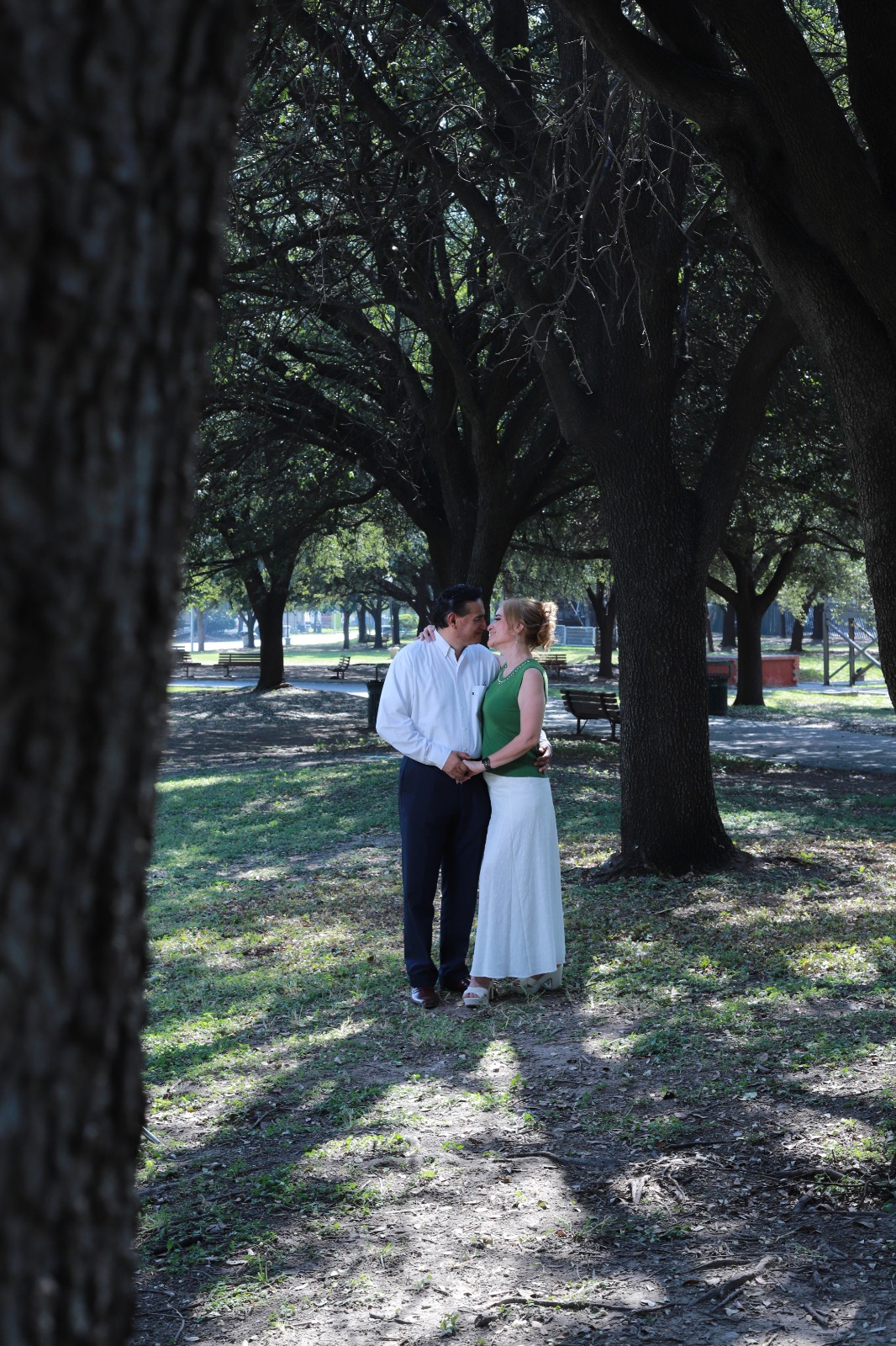 Alma y Mauricio tomados de la mano en un paseo sereno