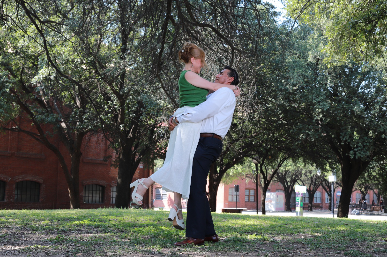 Alma y Mauricio abrazados celebrando su unión