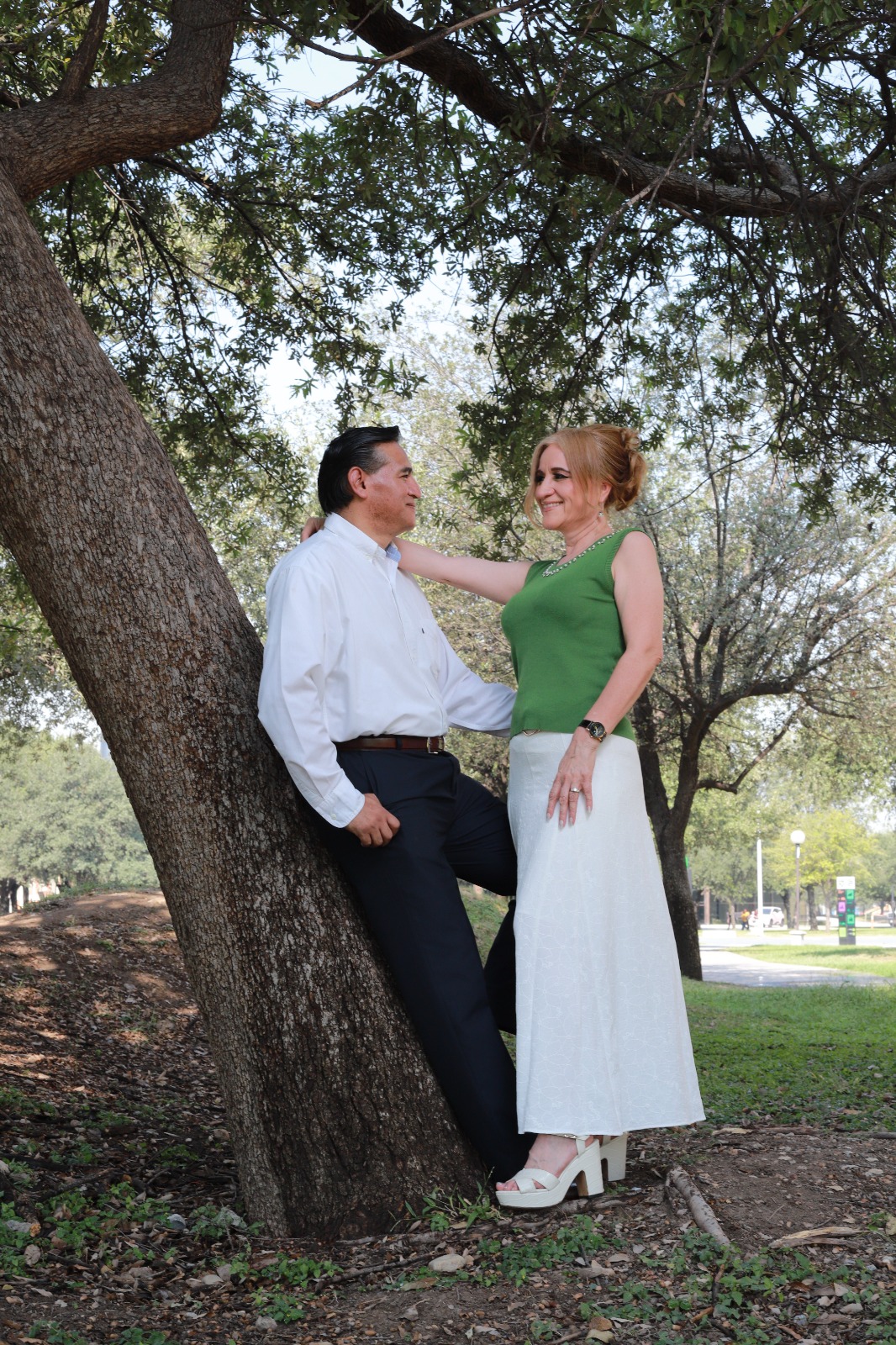 Alma y Mauricio compartiendo un momento íntimo