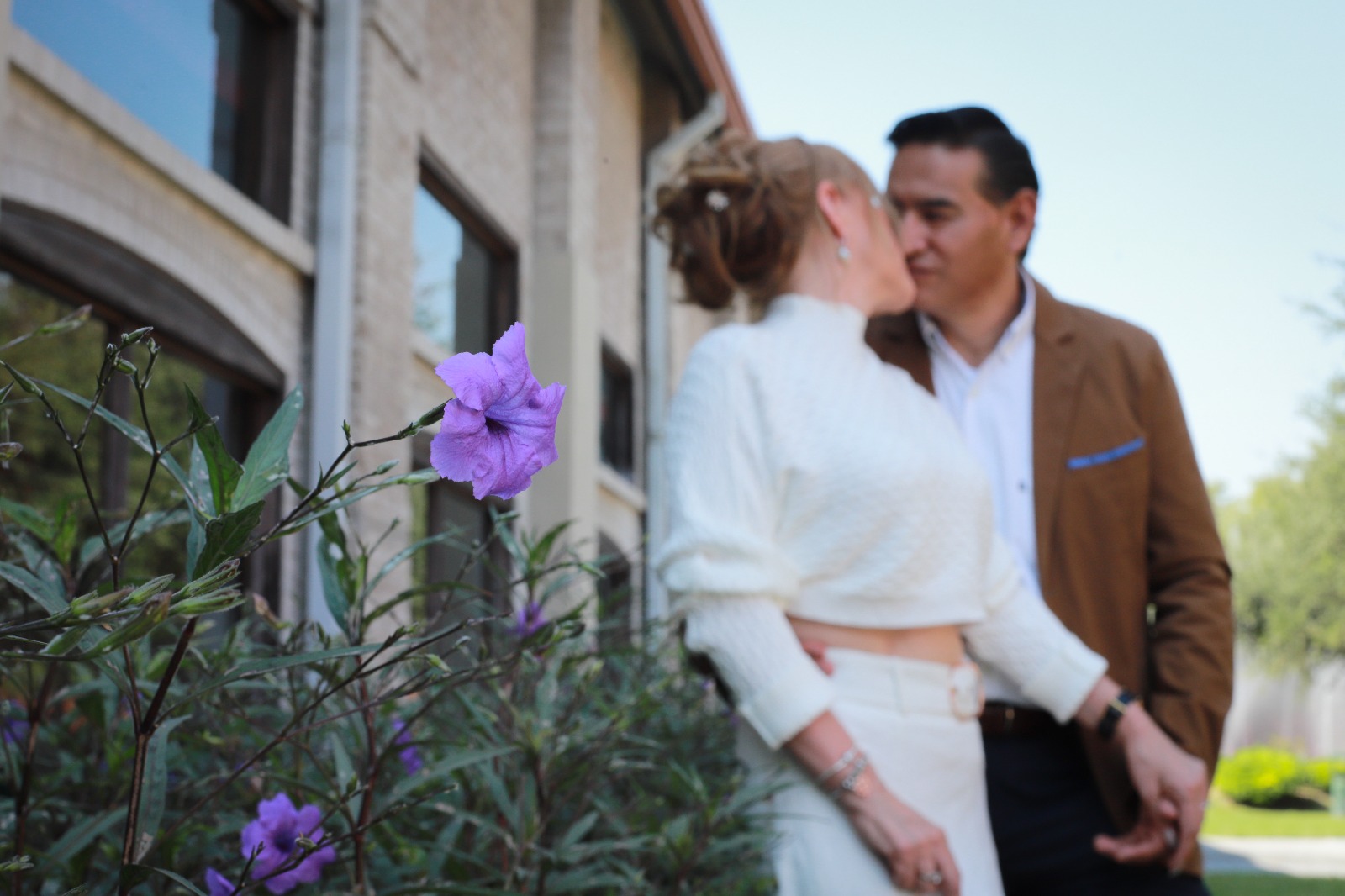 Alma y Mauricio celebrando con alegría