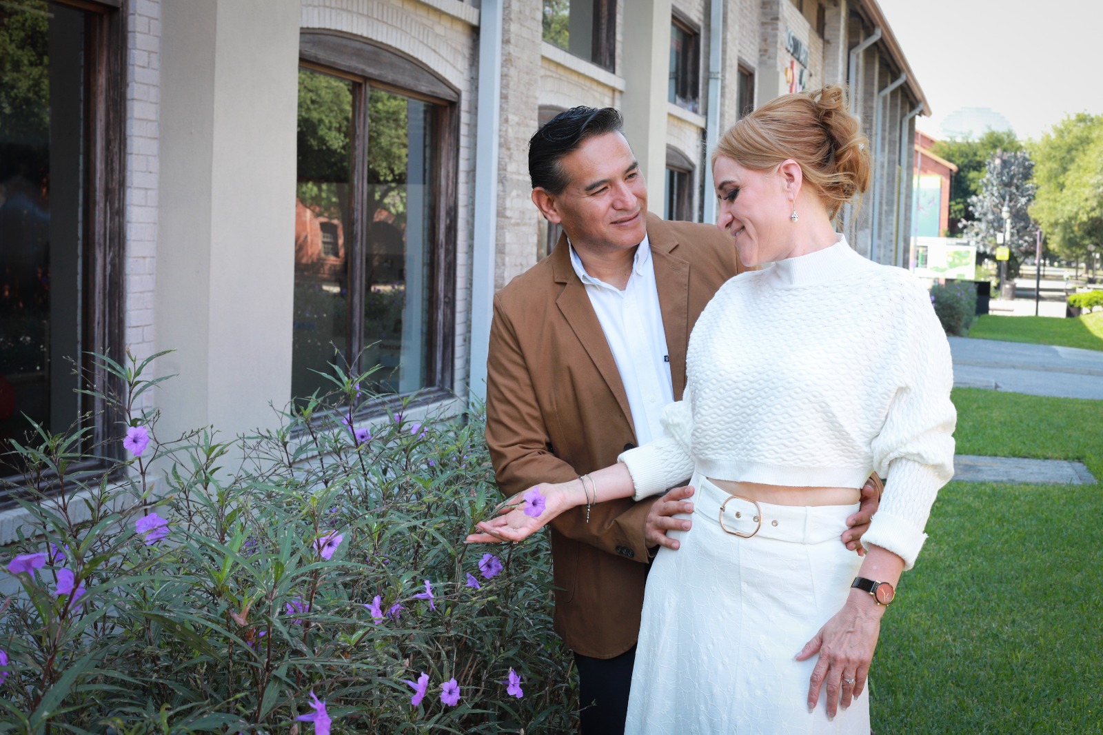 Alma y Mauricio caminando hacia un nuevo comienzo