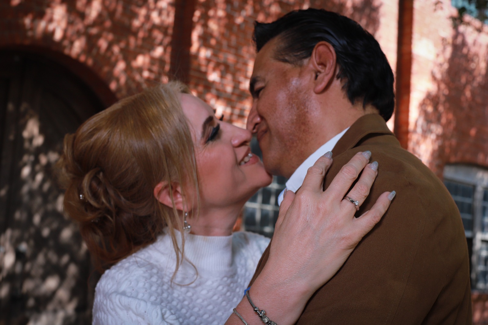 Alma y Mauricio compartiendo una sonrisa sincera