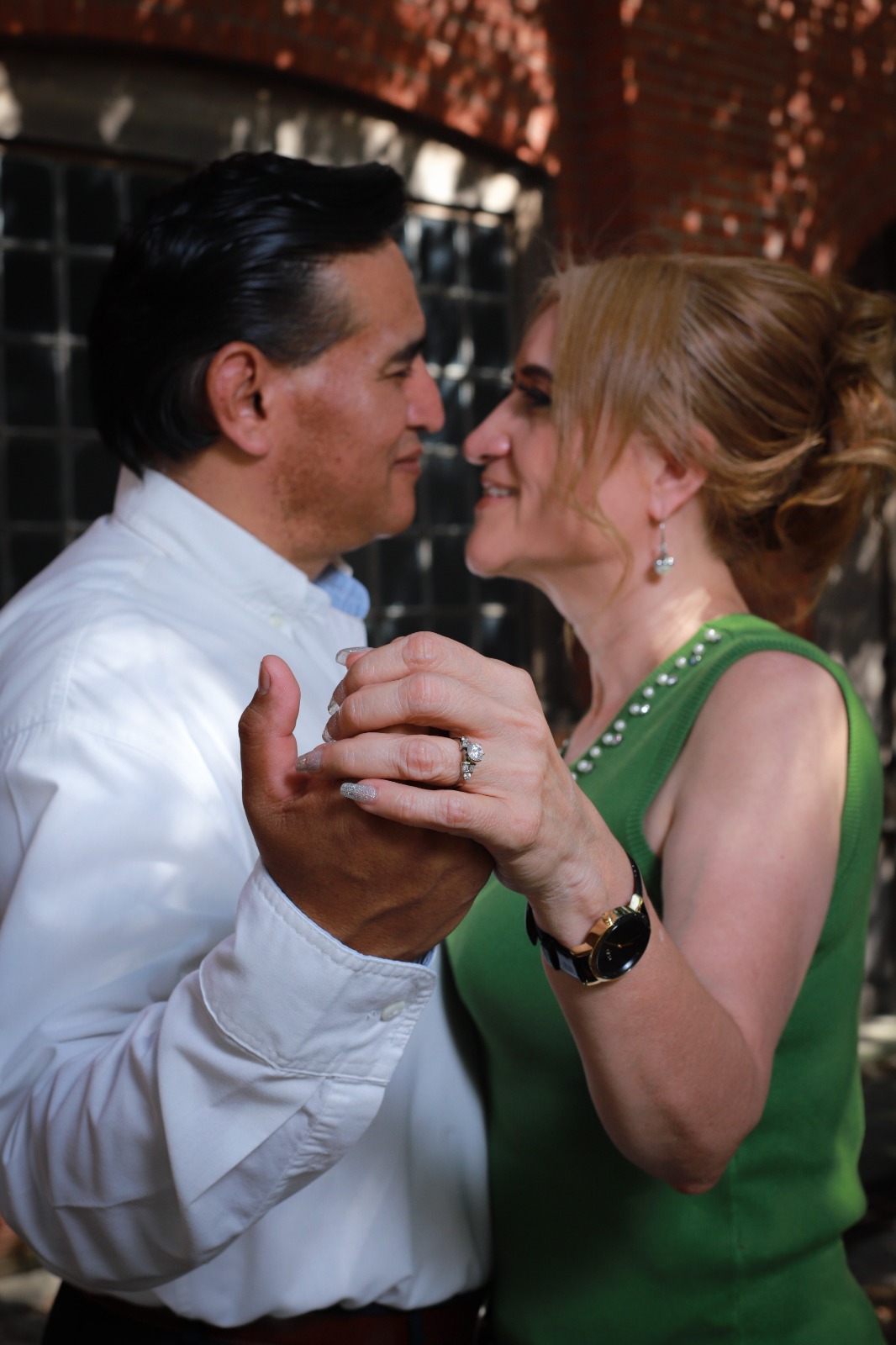 Alma y Mauricio disfrutando de un atardecer juntos